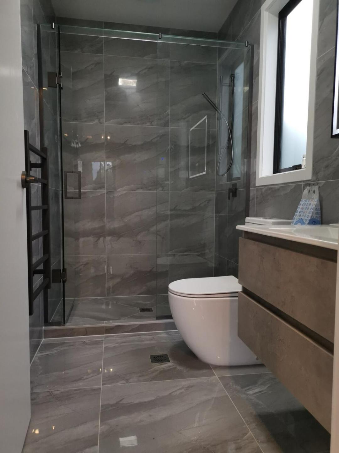 New Modern Suite- Secure Gated Parking, River Road Executive 5