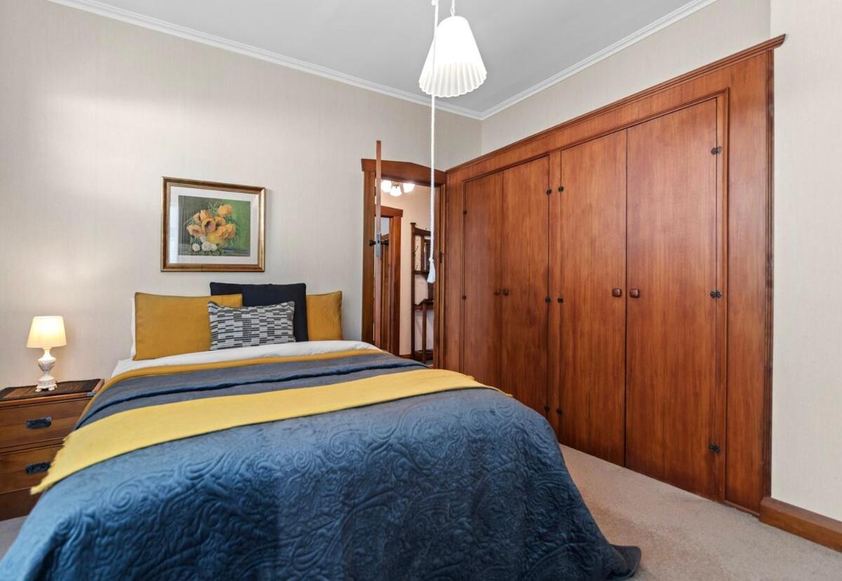 Graceful Character Cottage In The Leafy Avenues 2