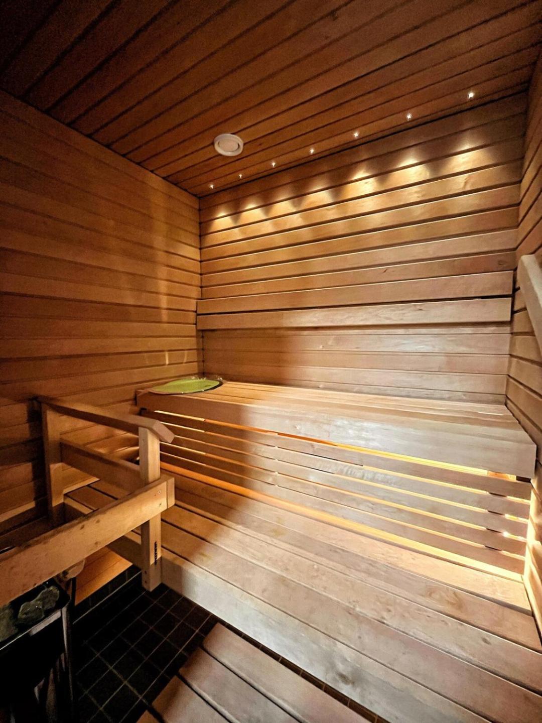 Modern One Bedroom With Sauna 5