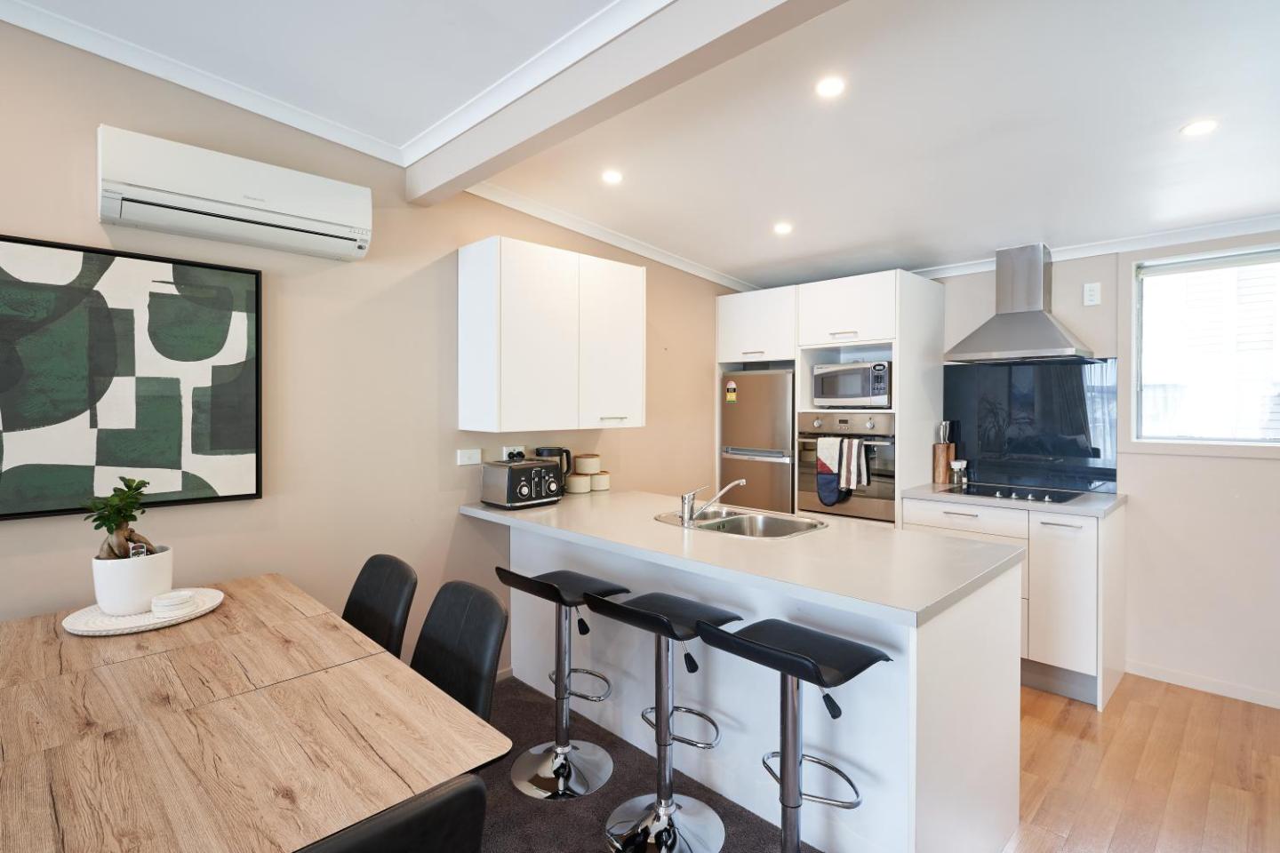 Stylish City Pad Luxe, Comfy, Central 2