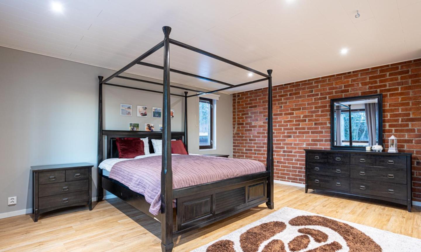 Spacious 200 M2 House 5