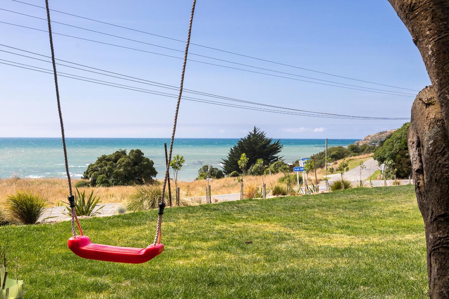 Moeraki Beachfront Holiday Home Sea Views & Boat Parking 2