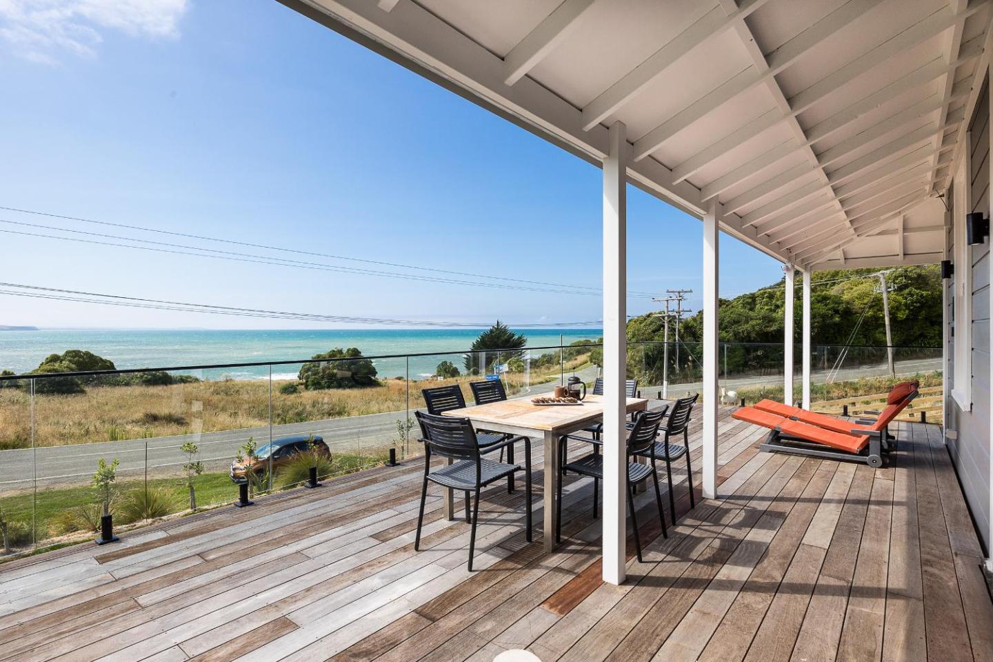 Moeraki Beachfront Holiday Home Sea Views & Boat Parking 3