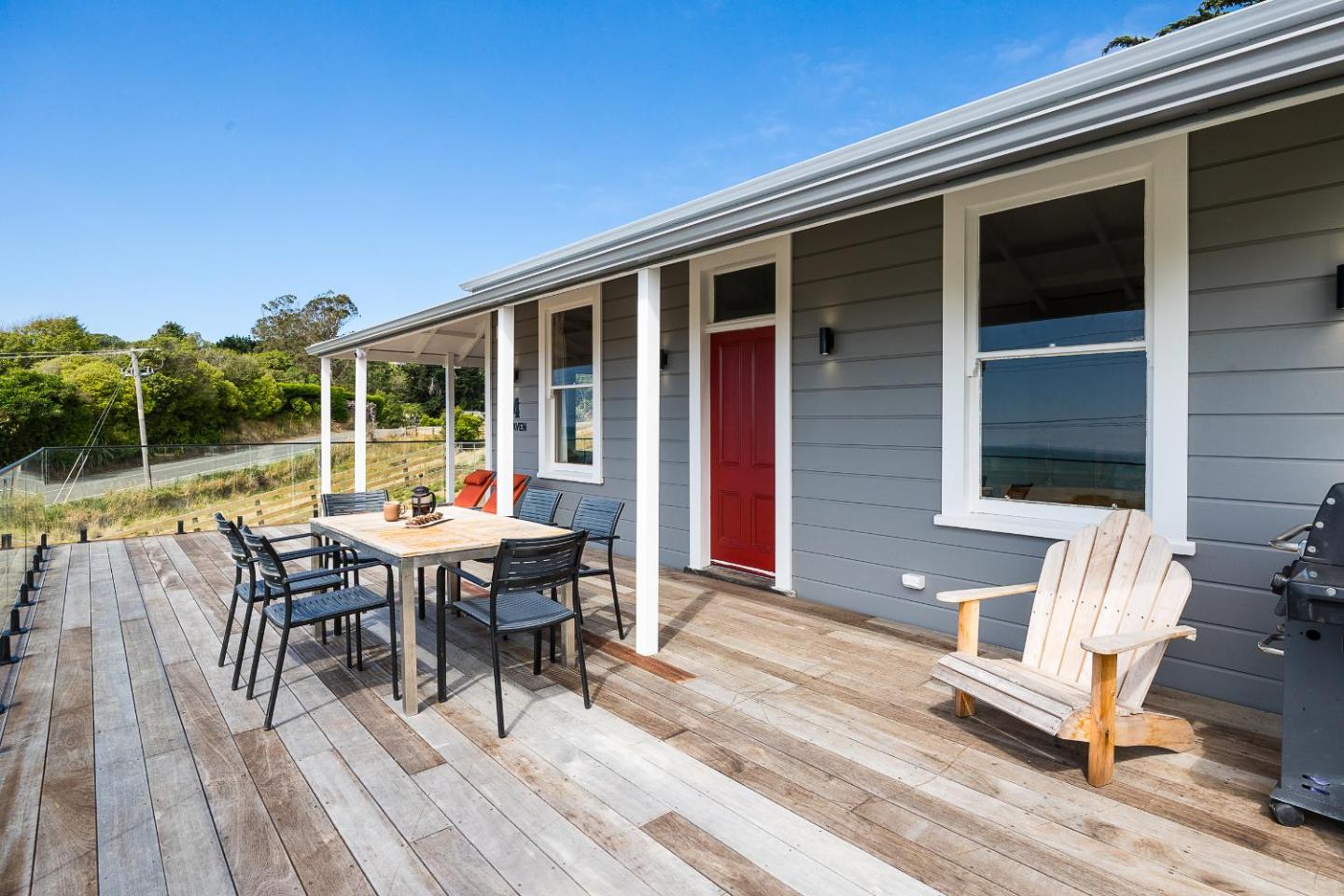 Moeraki Beachfront Holiday Home Sea Views & Boat Parking 4