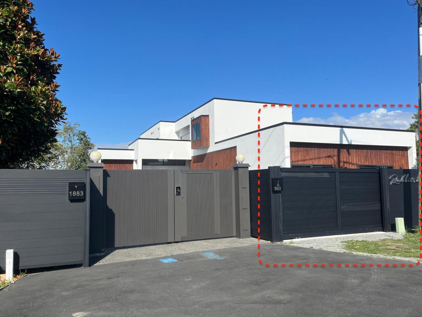 New Modern Suite- Secure Gated Parking, River Road Executive 2