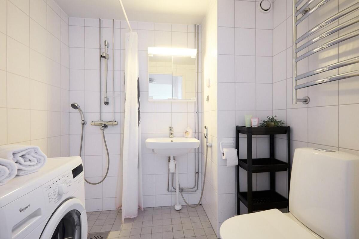 Spacious One-bedroom Apartment On The River Aura 2