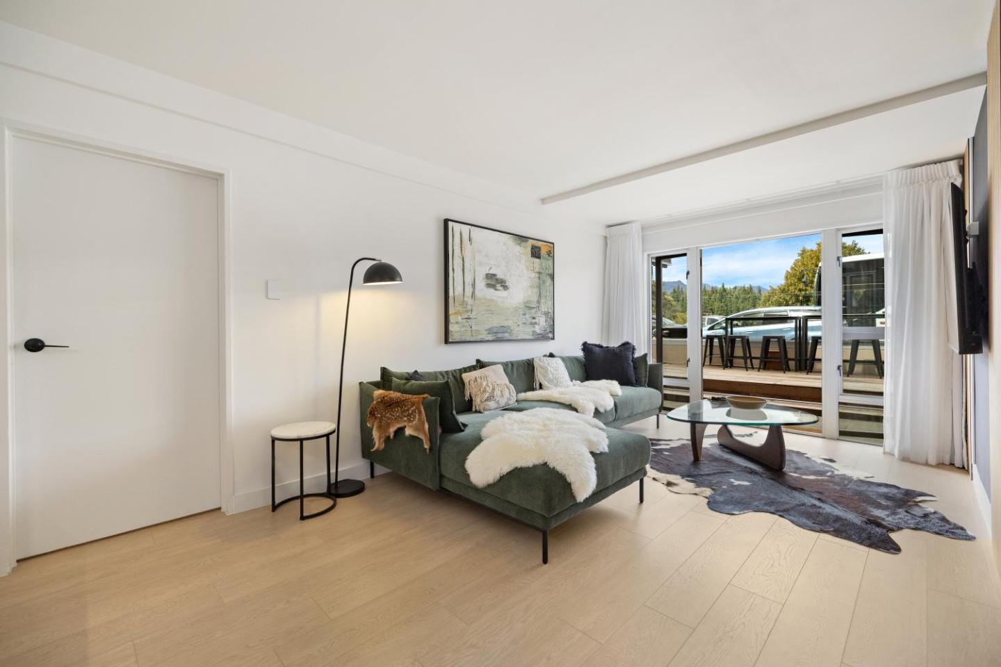 Spectacular Lakefront Apartment 2