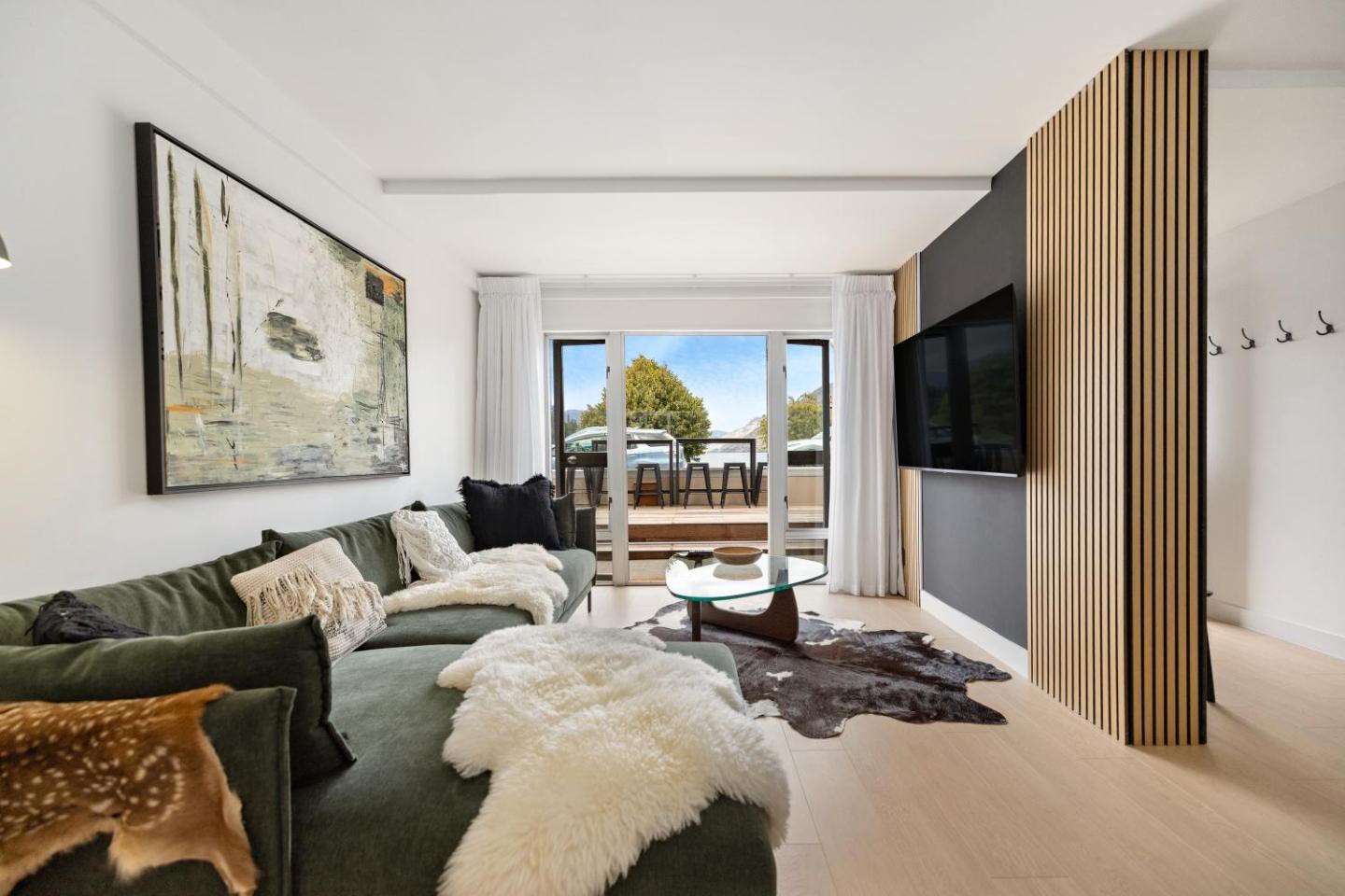Spectacular Lakefront Apartment 3