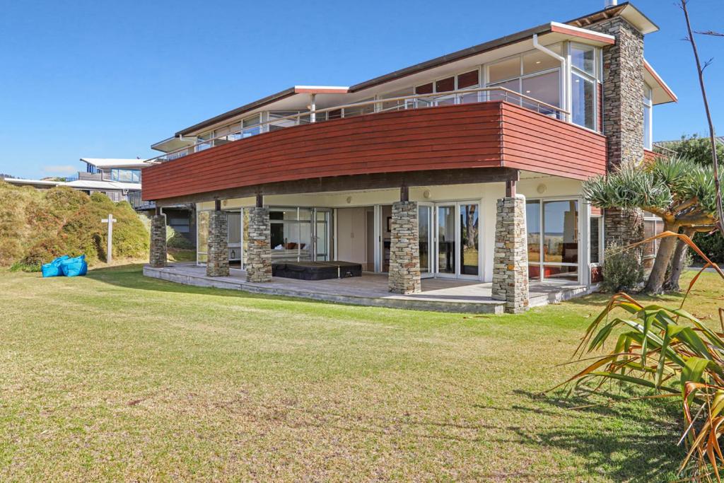Hosts On The Coast Beachside Beauty In Whiritoa 2
