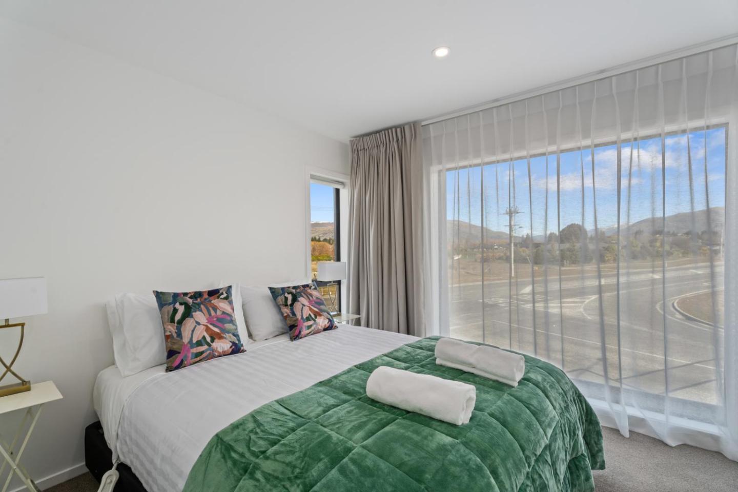 Alpine Views From Modern Townhouse - Close To Wanaka 4