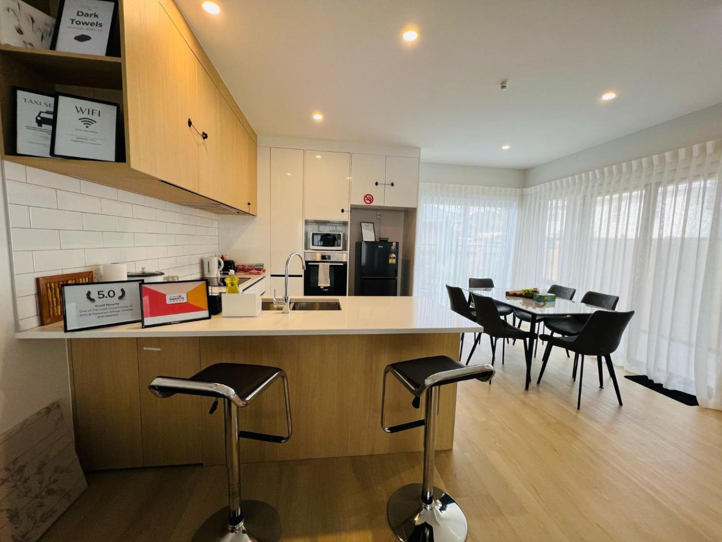 Hutt Central Modern 3-bedroom,3- Bathroom House With Patio And Carpark- 15 Mins To Wellington Cbd 5