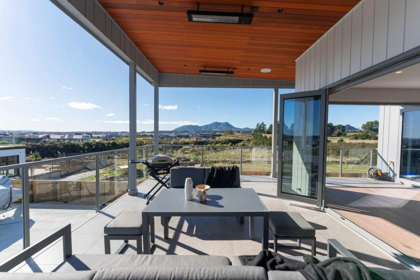 Luxe Family Haven In Wharewaka 3