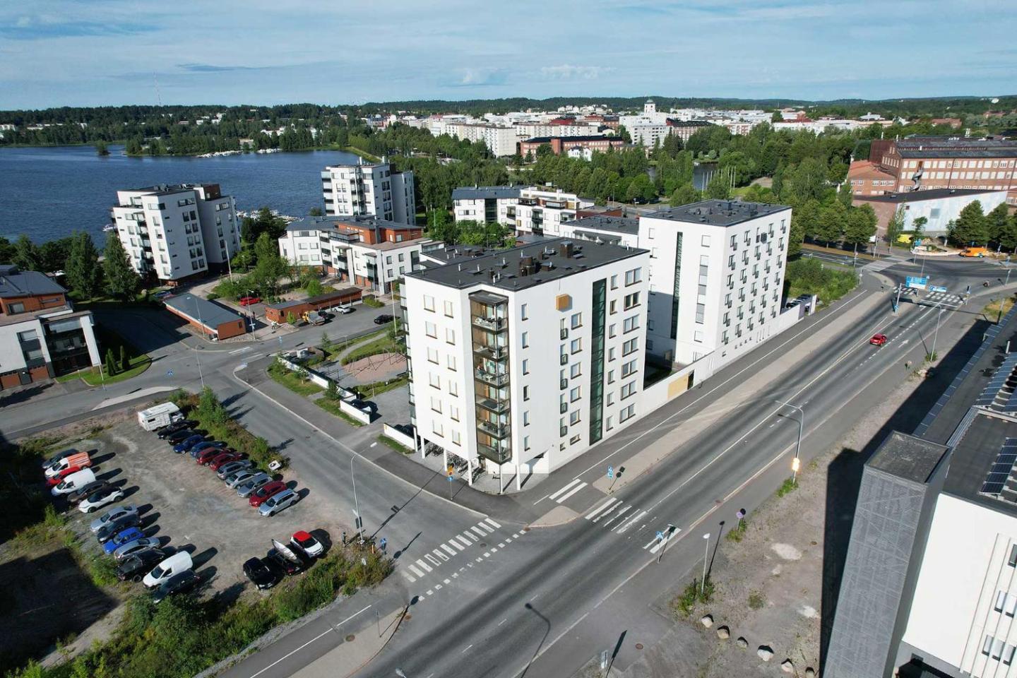 Valoisa Huoneisto Parvekkeella Ja Järvinäköalalla 2