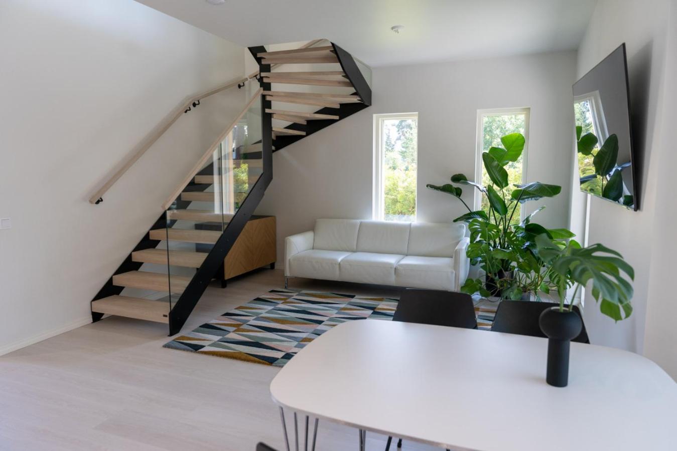 Brand New House With Parking, Sauna, Patio 2