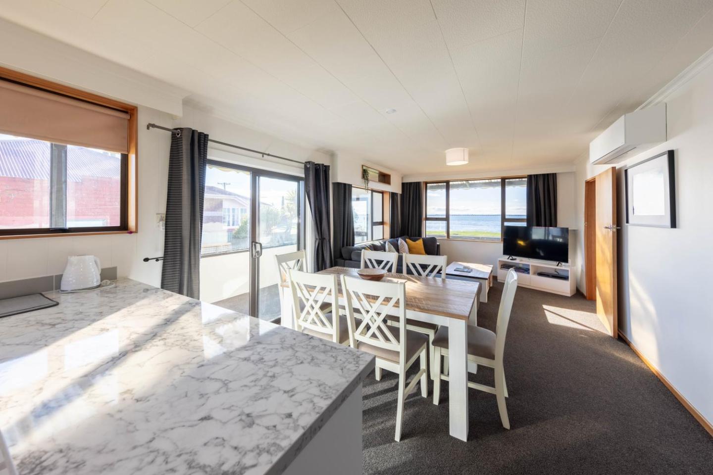 Waterfront Cottage Bluff 4