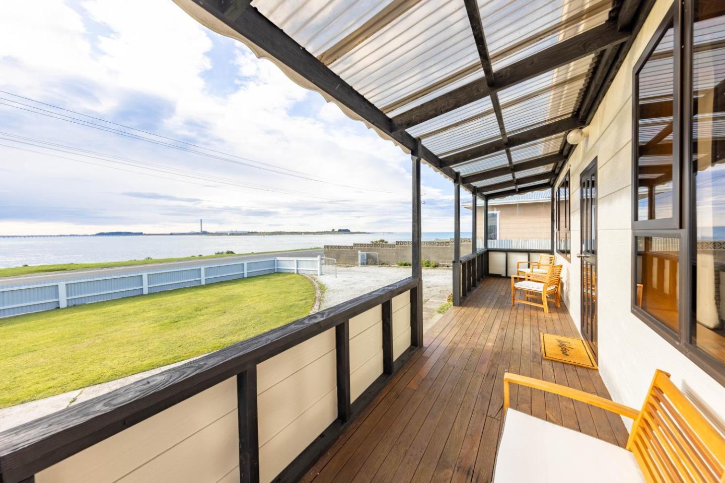 Waterfront Cottage Bluff 1