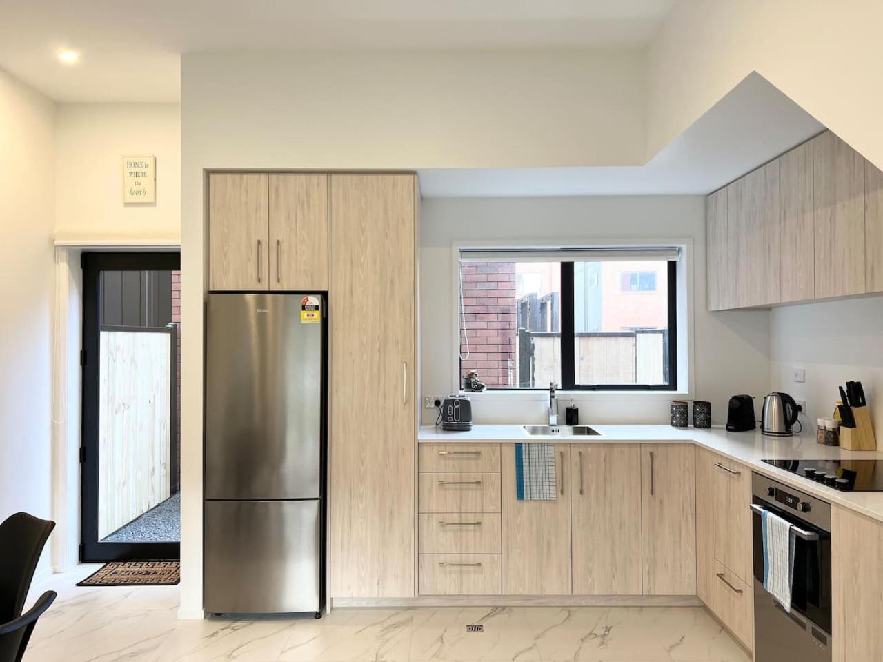 Spacious Luxe 3 Story Townhouse On Cashel Street 4