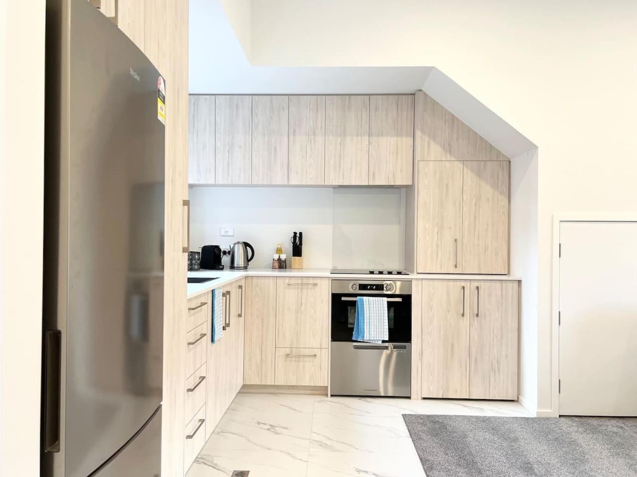 Spacious Luxe 3 Story Townhouse On Cashel Street 5