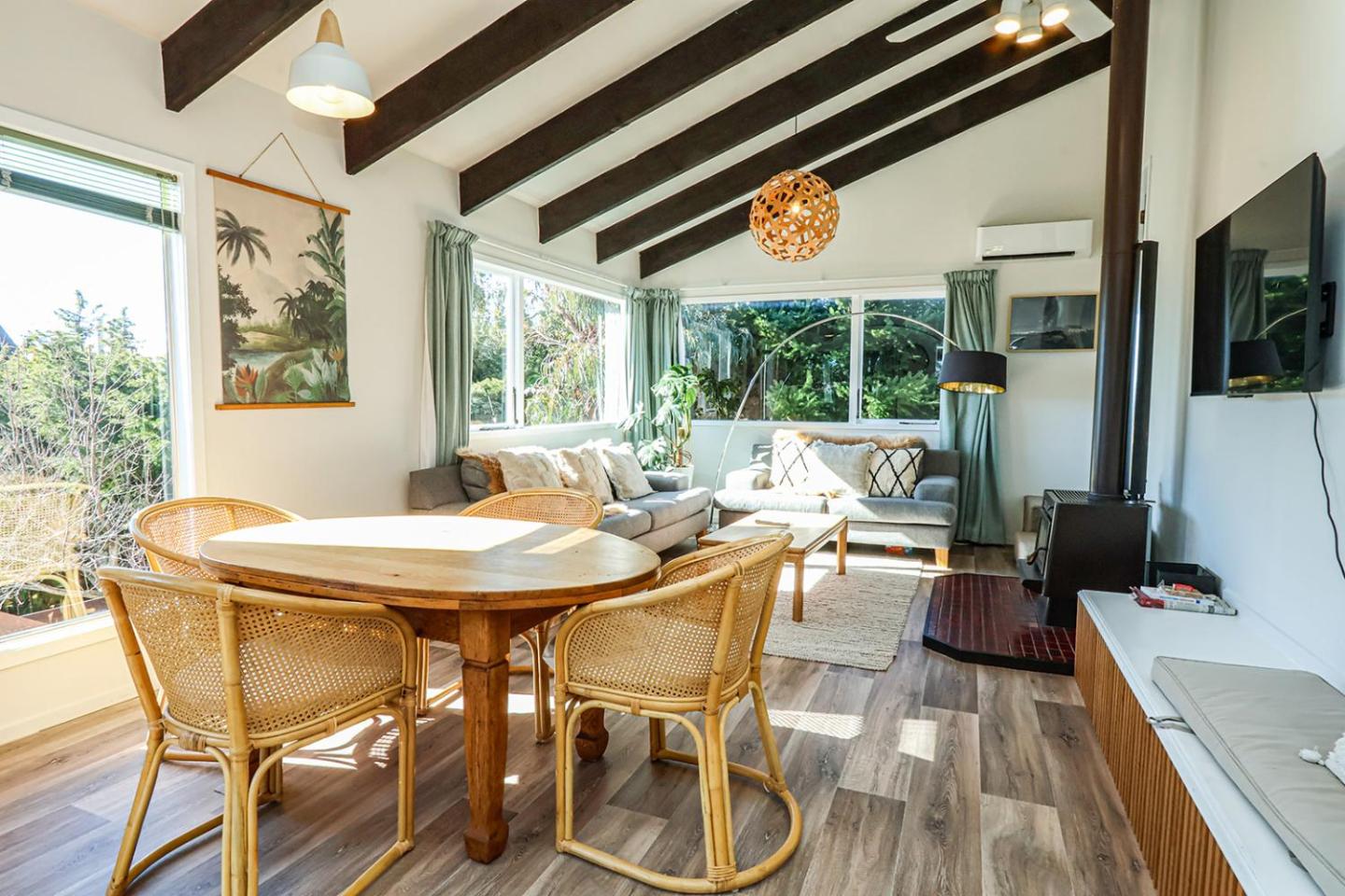 Lake Escape-stunning Views And Close To Town 5