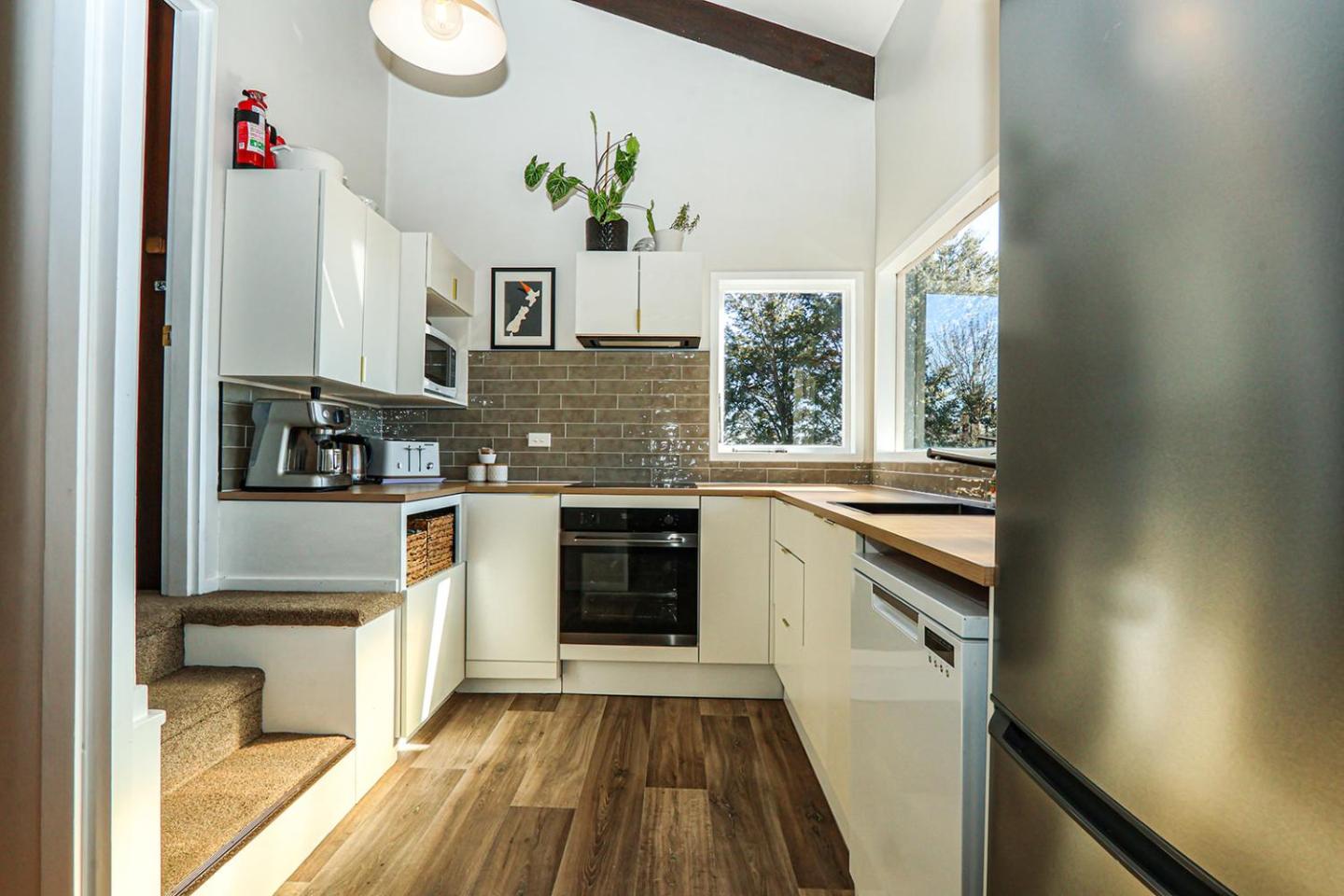 Lake Escape-stunning Views And Close To Town 2