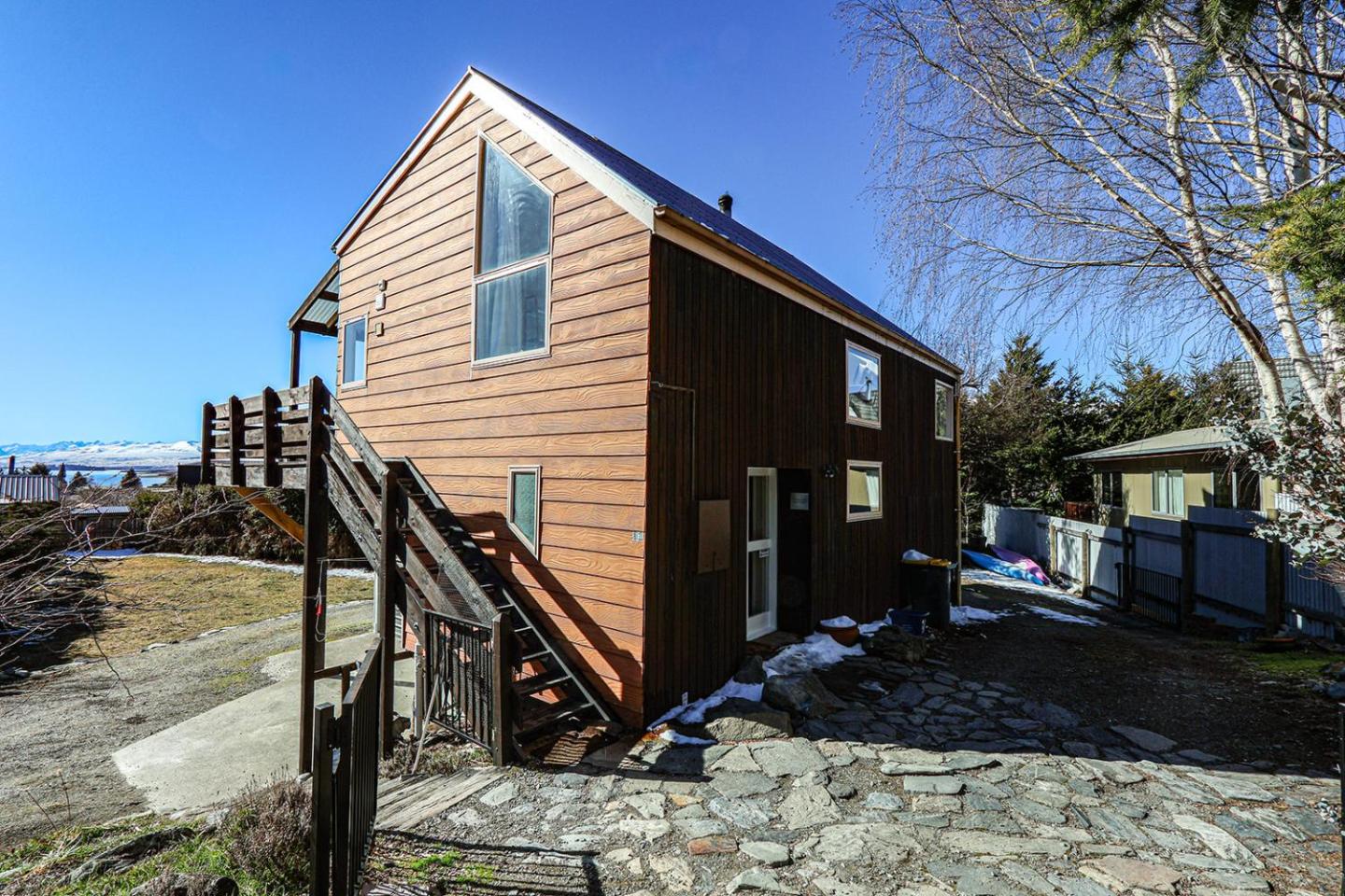 Lake Escape-stunning Views And Close To Town 1
