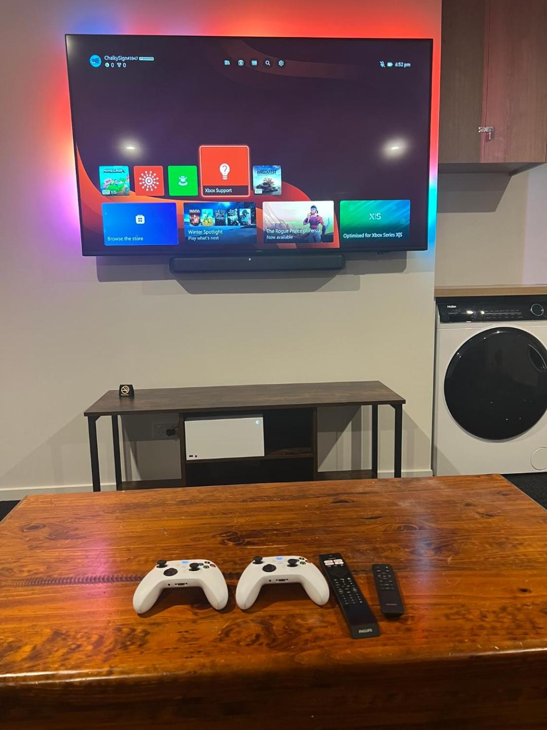 Brand New With Games Room Walking Distance To Shops 2