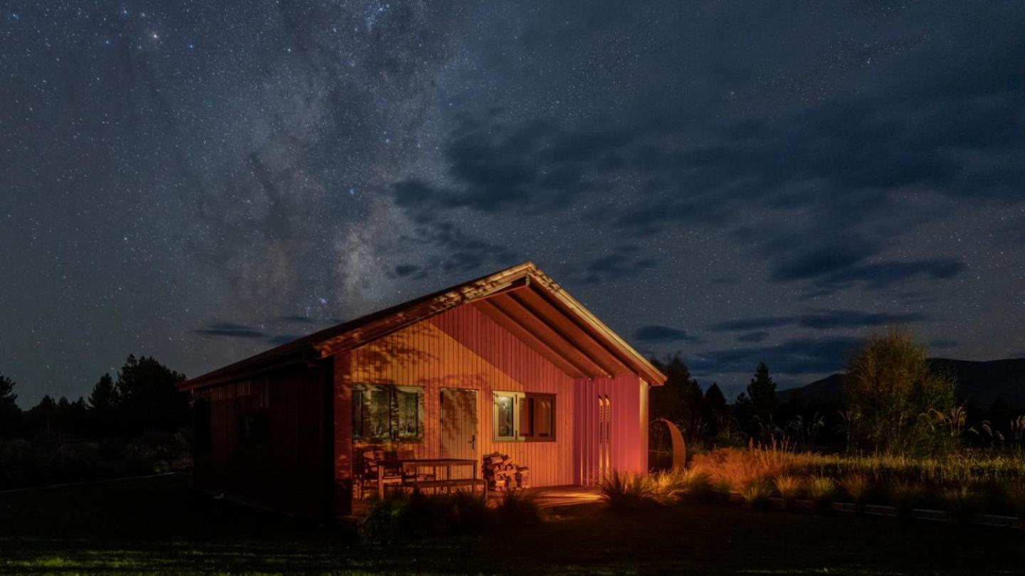 Red Hut - Touch Of Luxury - Twizel 1