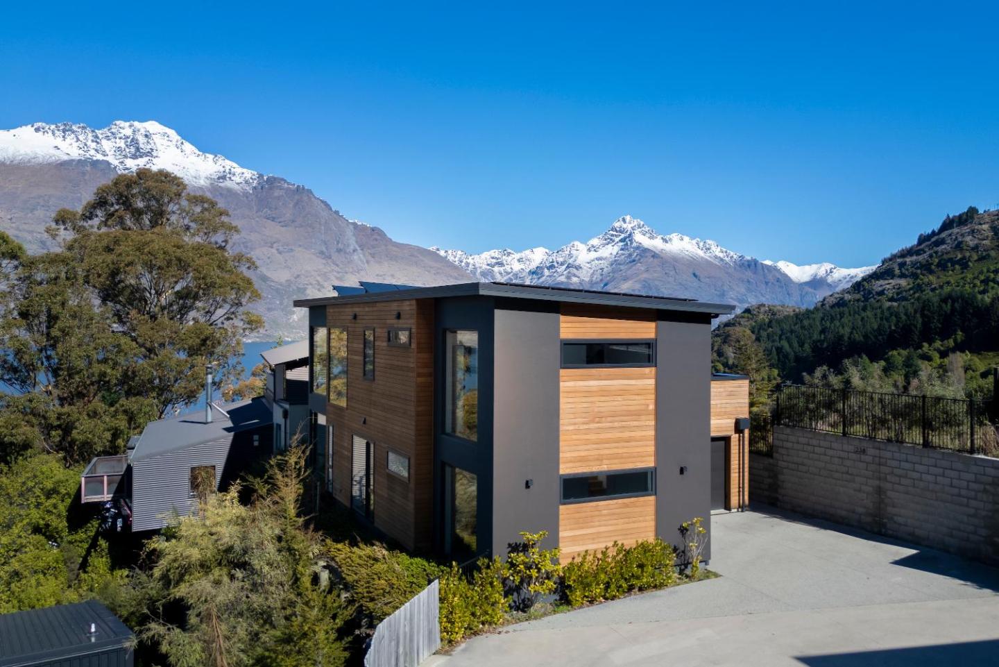 Remarkable Lakeview Escape 2