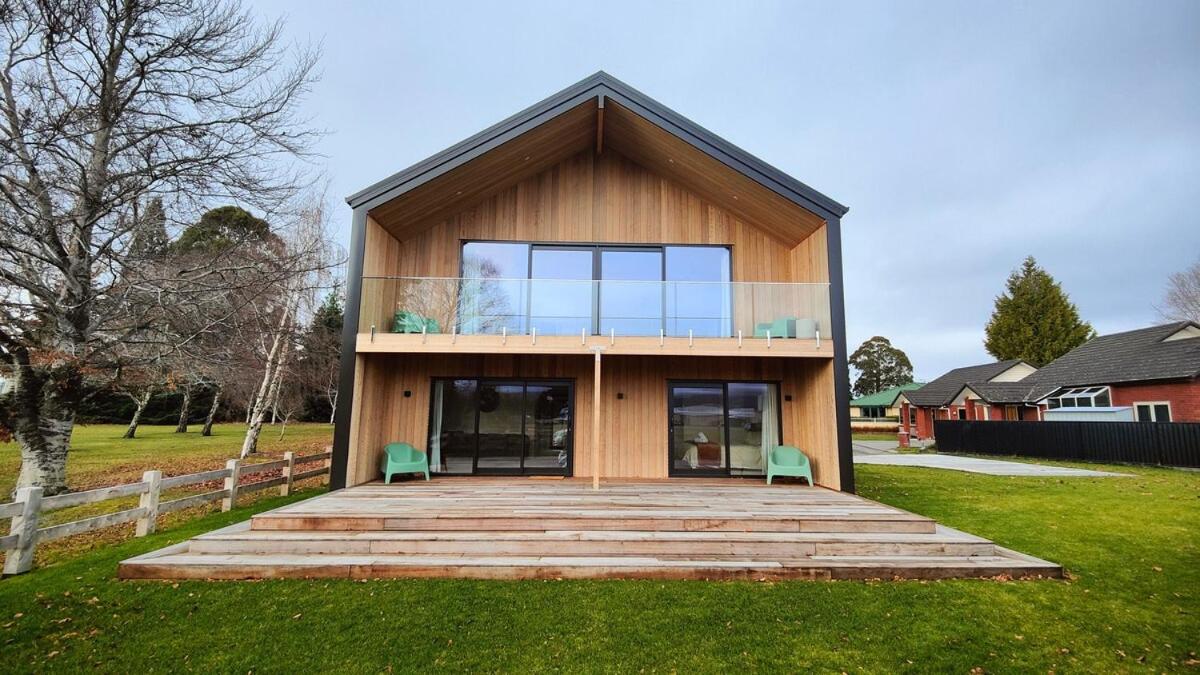 Luxe On The Lake Front 1