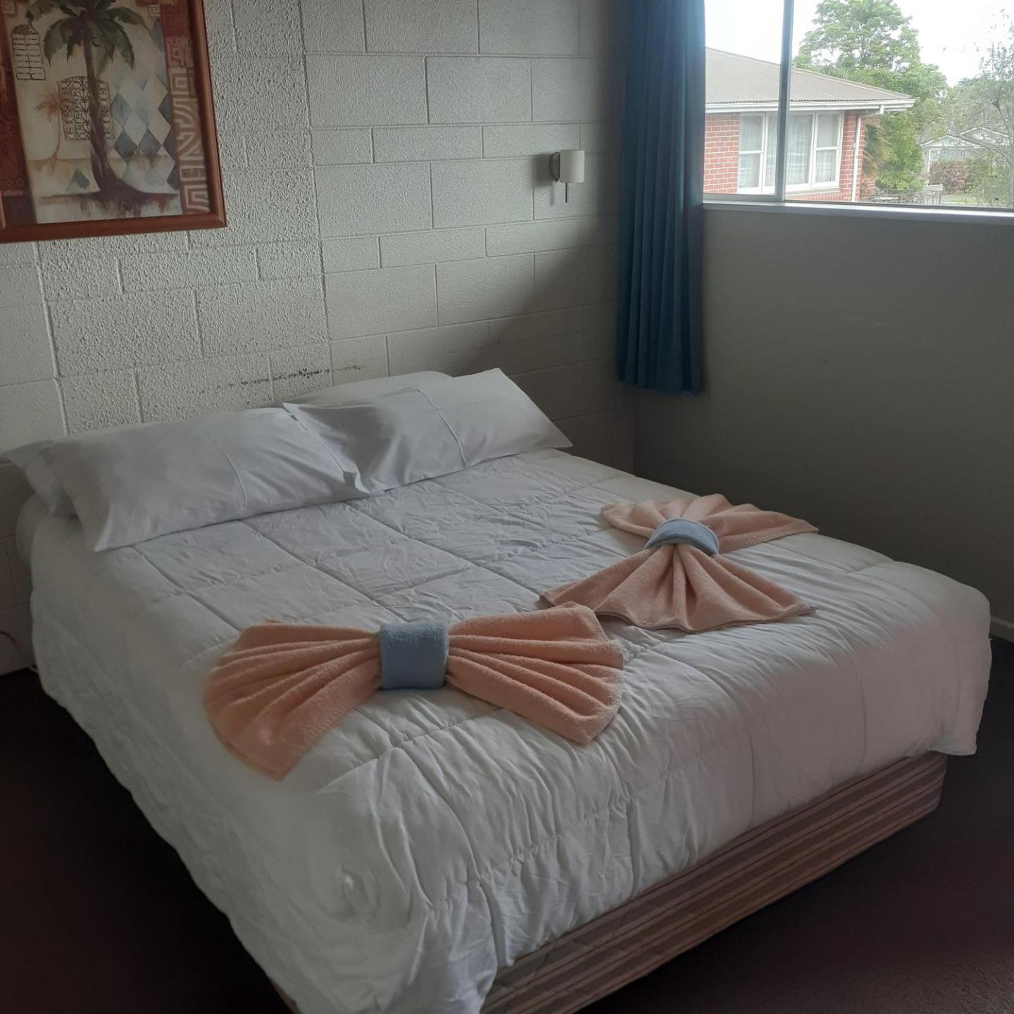 Redwood Lodge Motel 5