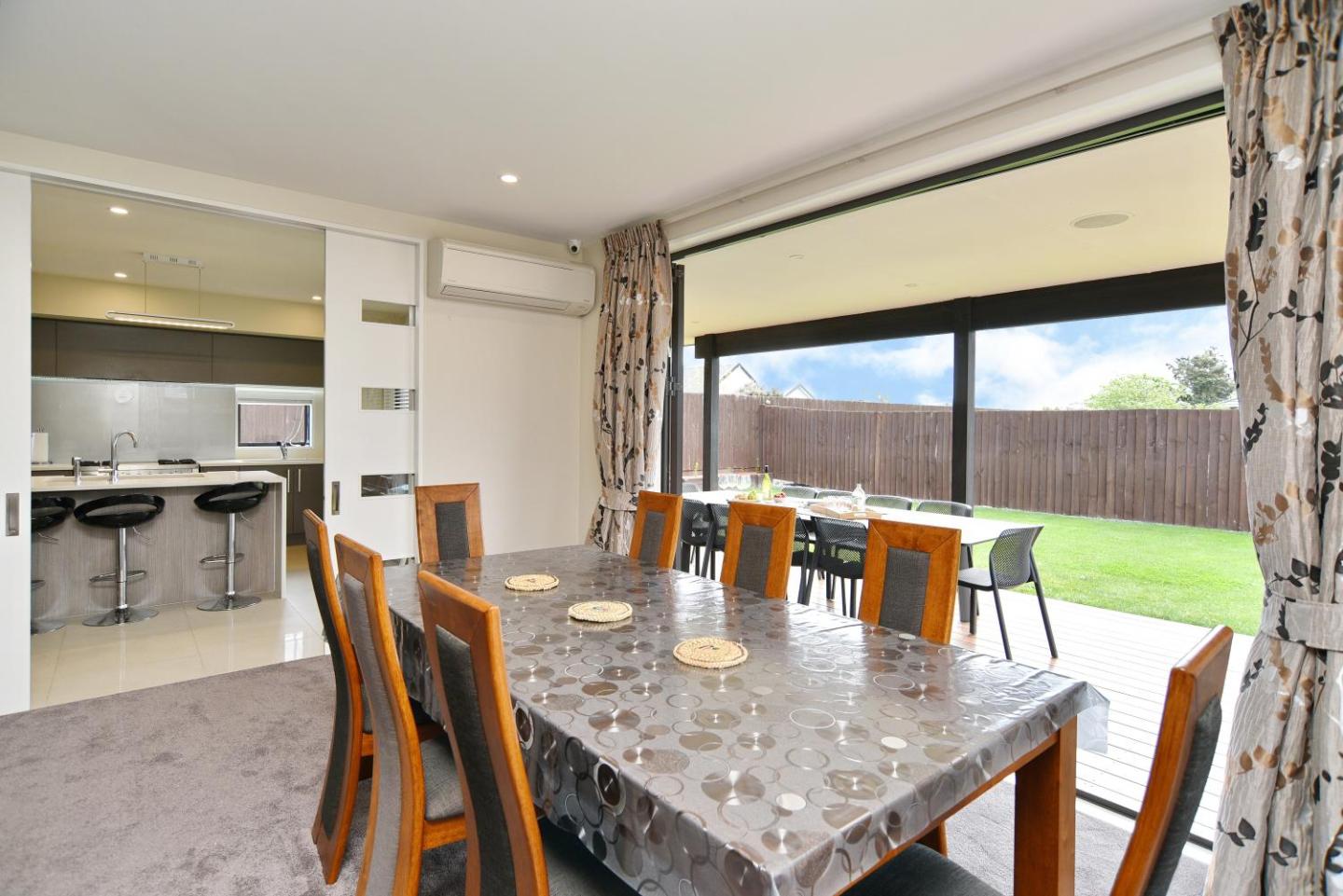 Spacious Family & Group Retreat - Wigram Residence 4