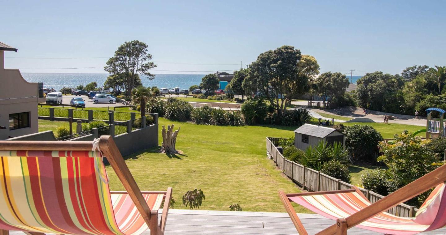 Beachside Bach With Stunning Views 1