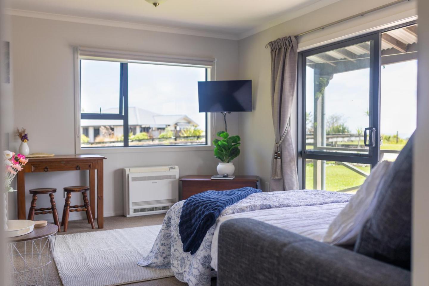 Keogans View - Spectacular Mountain & Ocean Views 5