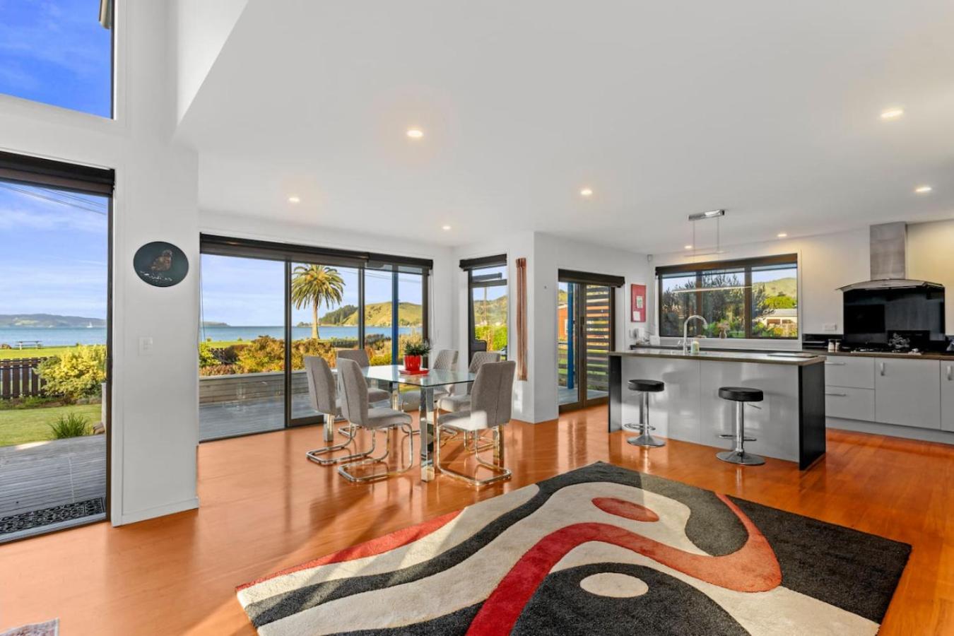 Stunning Beachfront Home - 15 Minutes To Clevedon 3