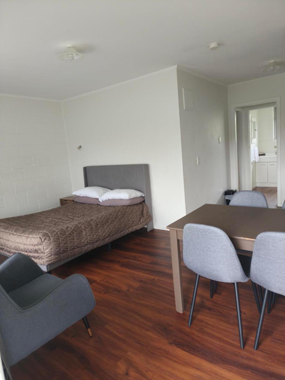 Gardena Court Motel 5
