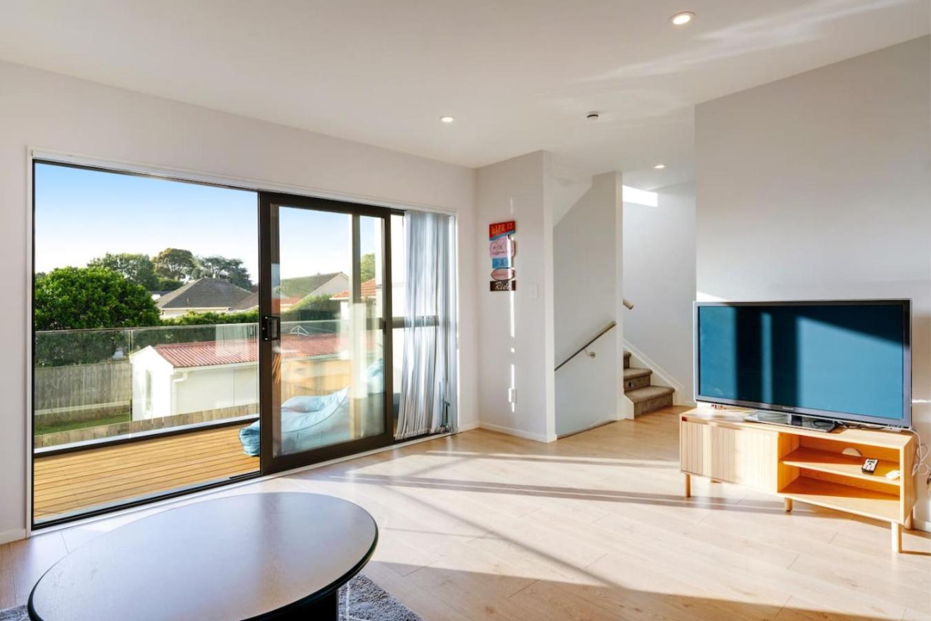 Modern Townhouse With Parking Near Cornwall Park 3