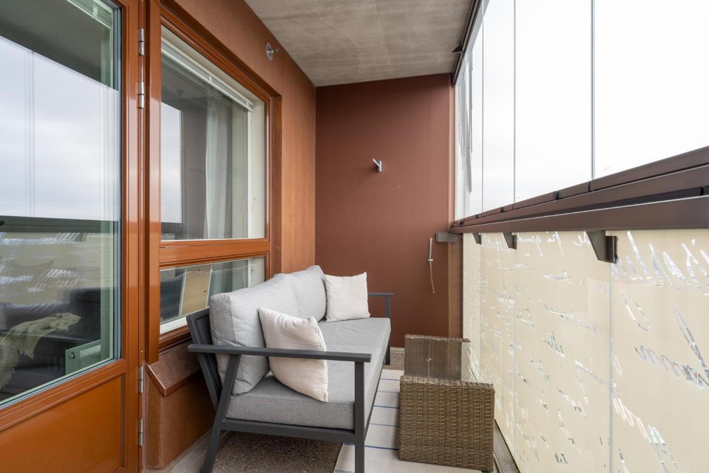 Modern 1br Apt With Amazing Views, Balcony & Sauna 5