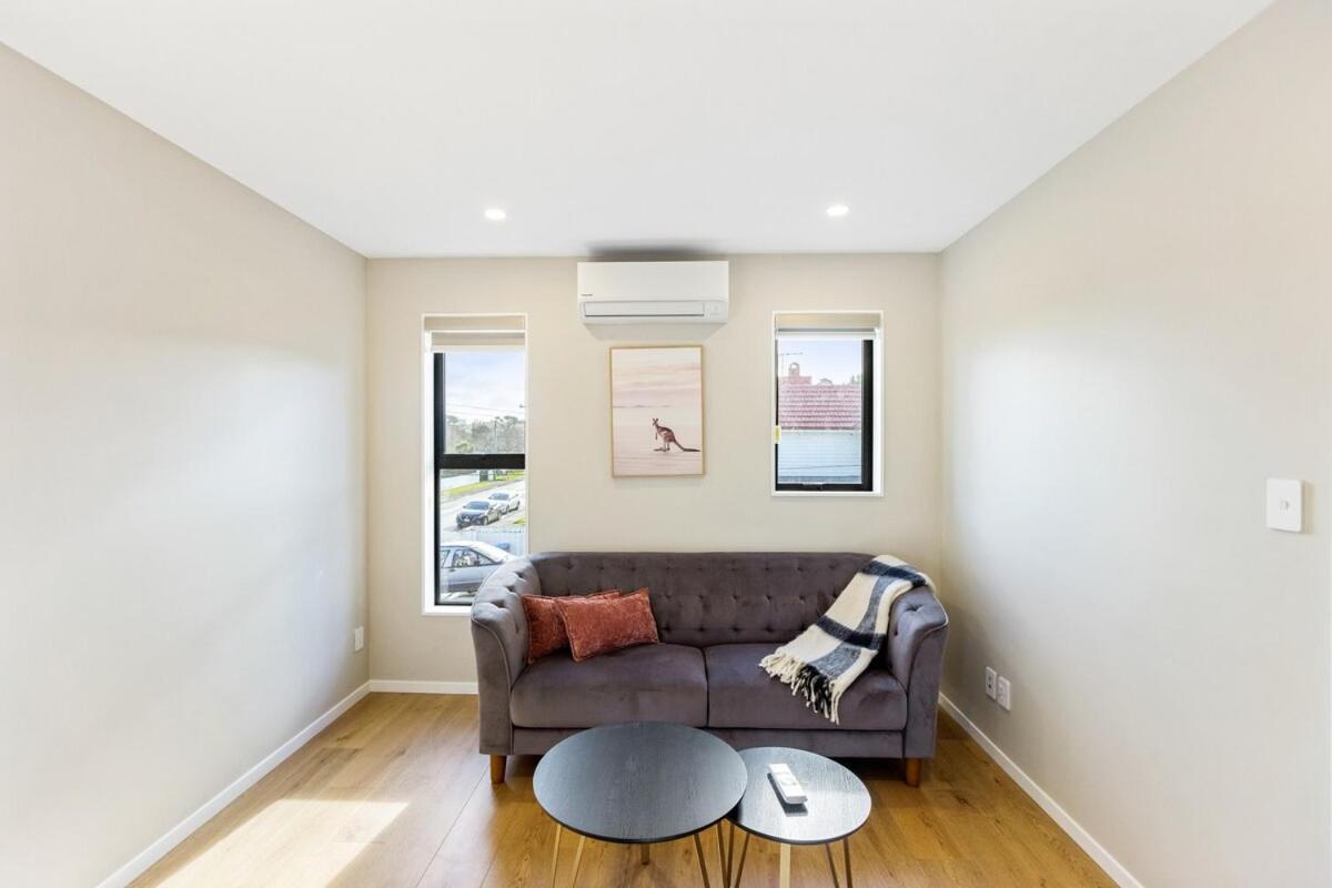 Modern Central 4brm With Aircon, Heating And Parking 2