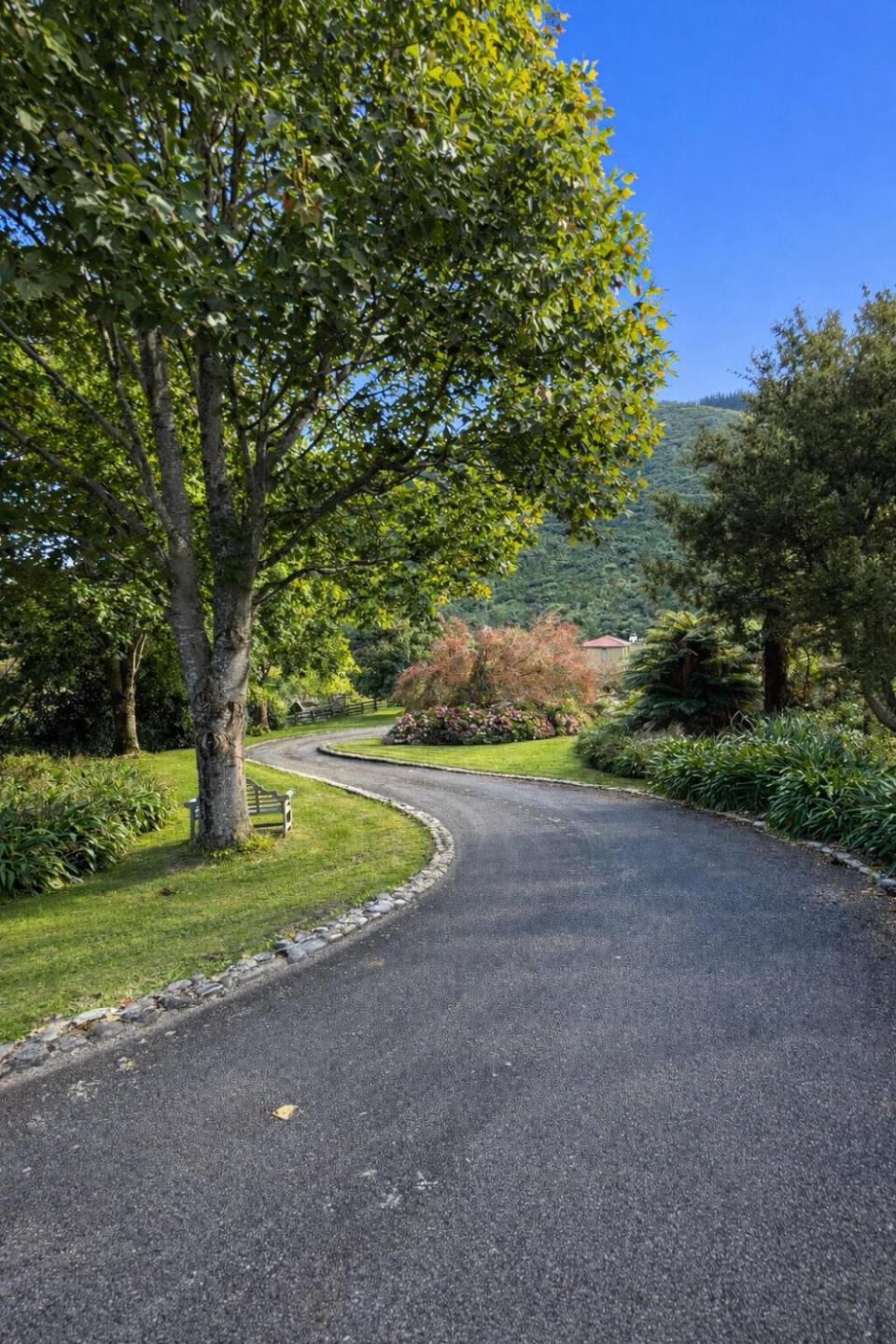 Eirene Retreat - Quiet Riverside Escape 2