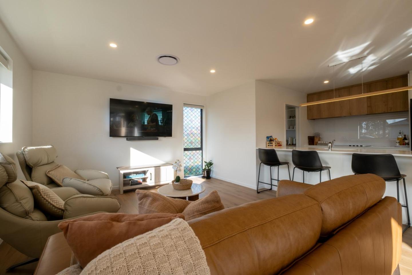 Brand New With Games Room Walking Distance To Shops 4