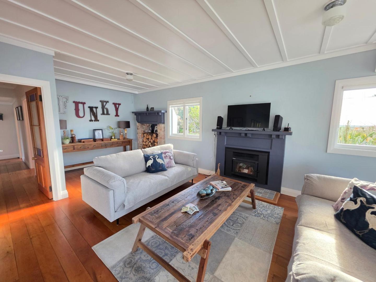 Kingfisher Lodge Waterfront Retreat 4