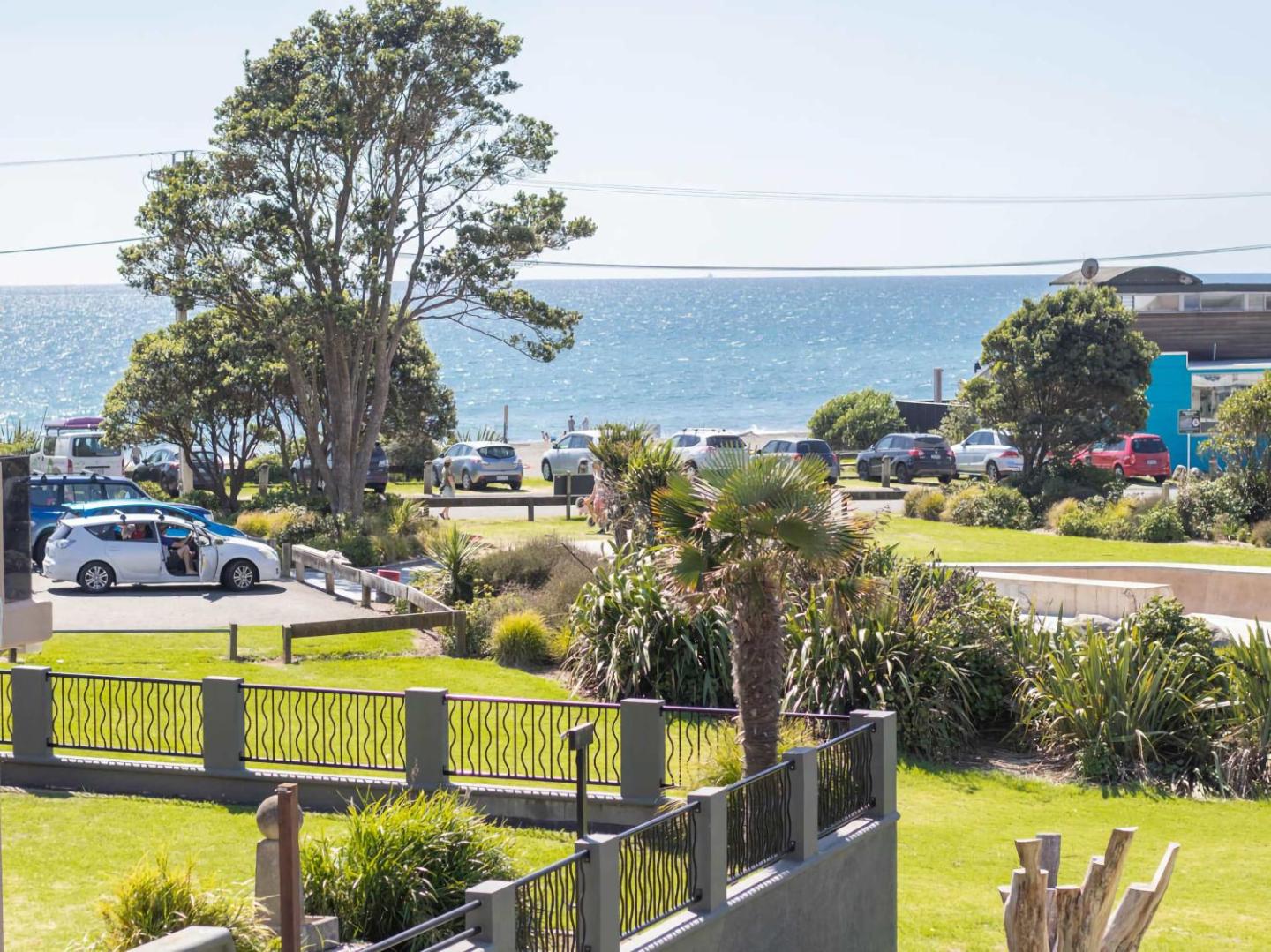 Beachside Bach With Stunning Views 4