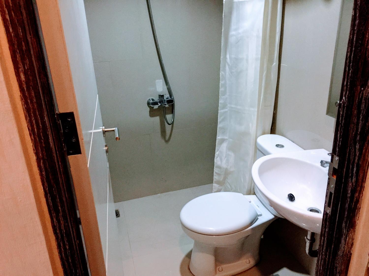 Bathroom, TechieRoom Swift at Clove Garden Residence, Bandung