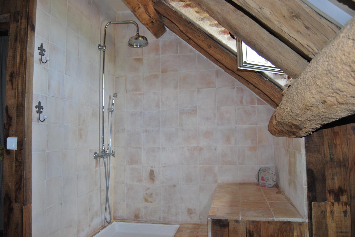 Bathroom 4, Mas de Garrigue, Lot