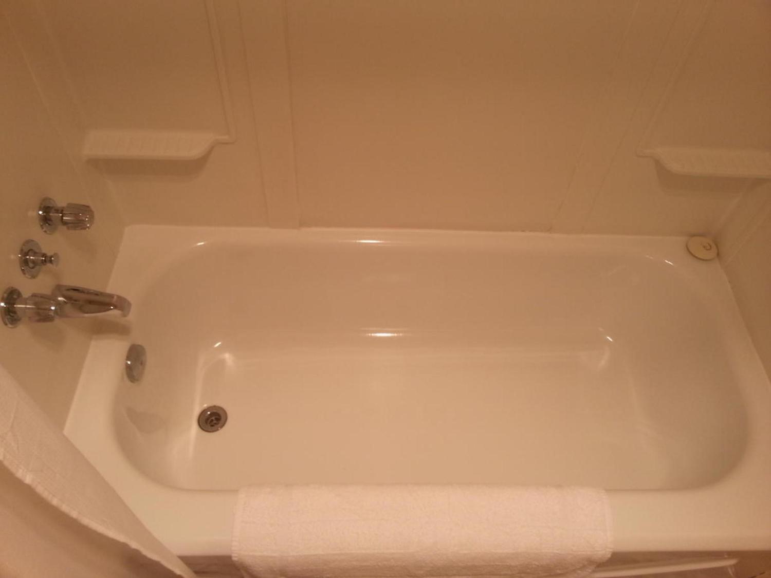 Bathroom, Maple Leaf Motel Emerson, Division No. 3