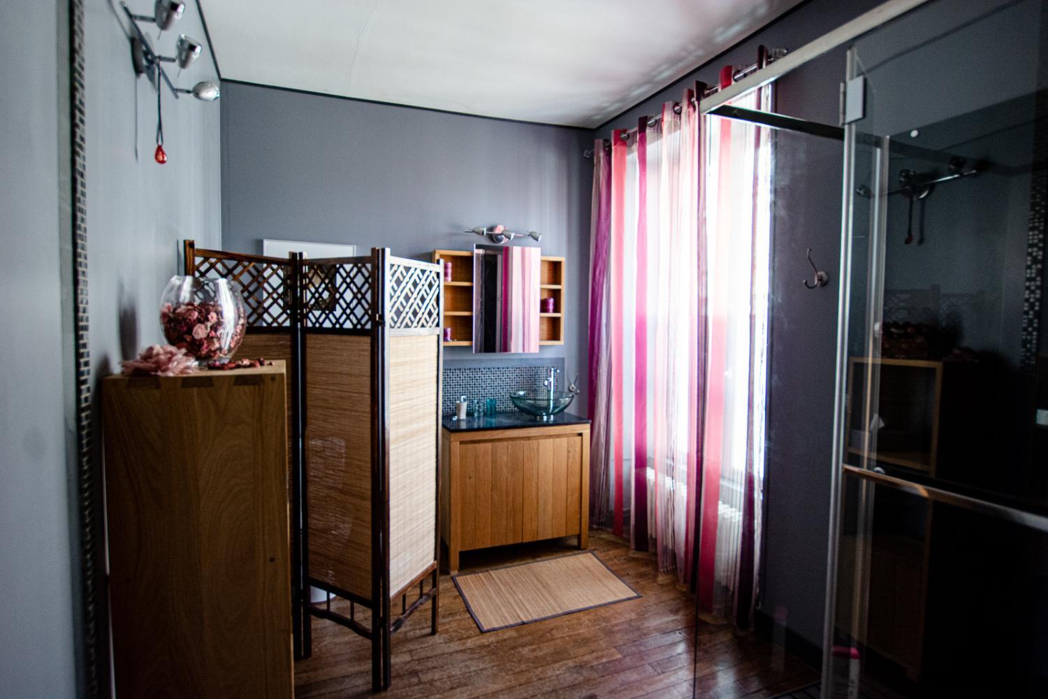 Bathroom 4, Les Trois Fontaines, Vienne