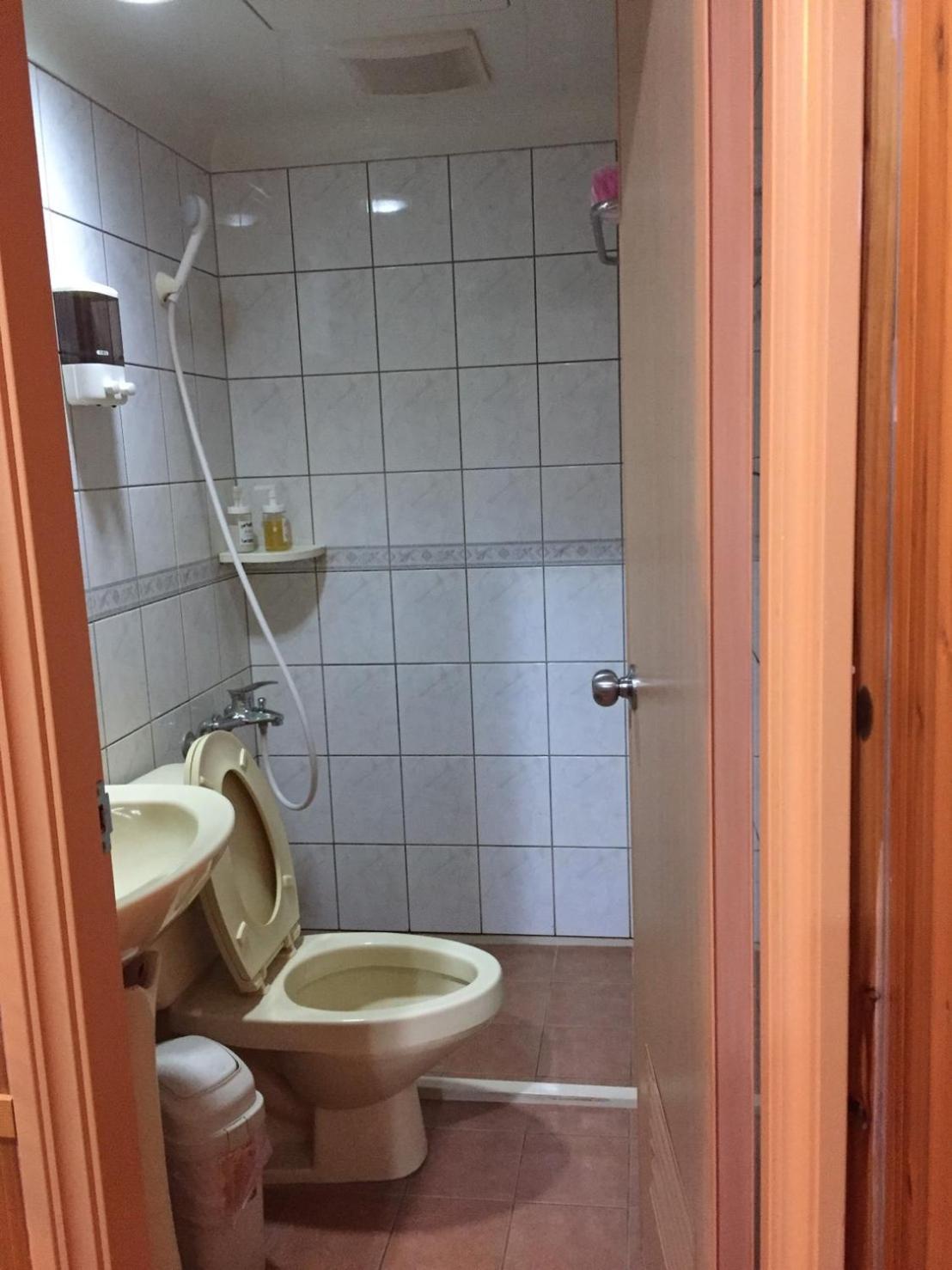 Bathroom 3, Huayi Homestay, Yulin