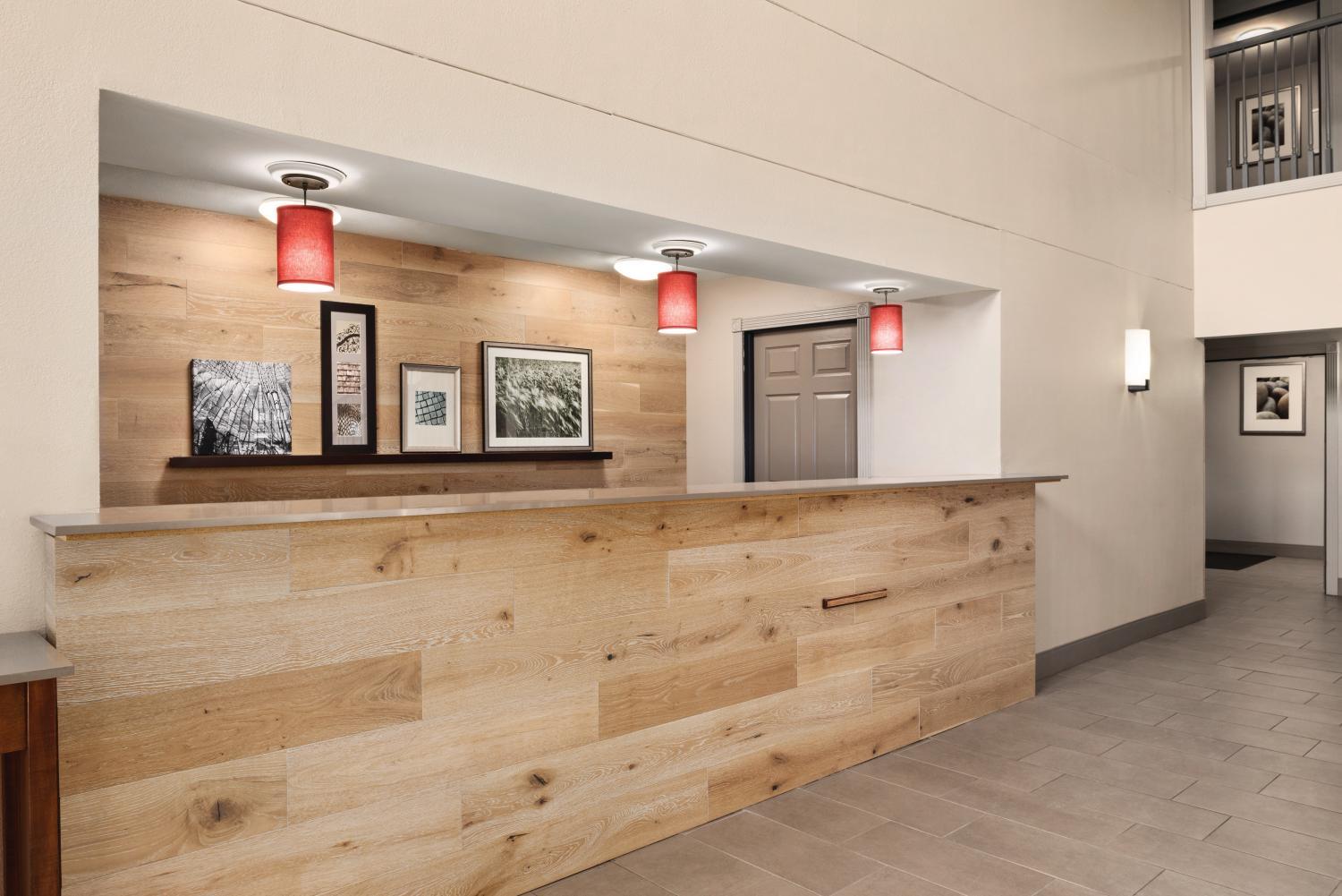 Public Area, Country Inn & Suites by Radisson, Dubuque, IA, Dubuque