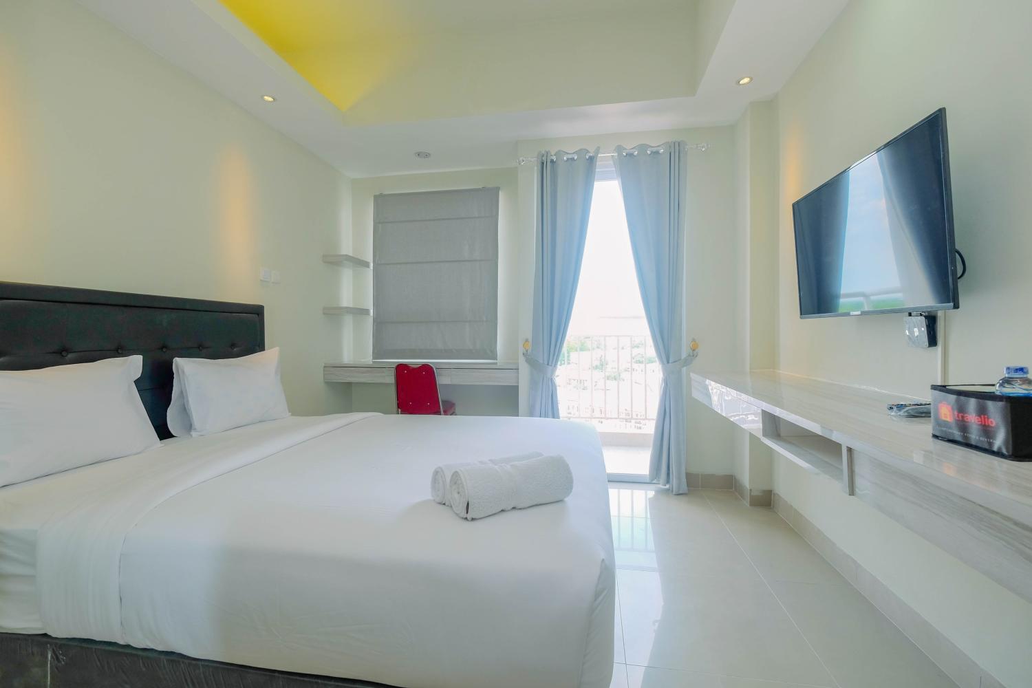 3, Cozy and Minimalist Studio Apartment @ Mustika Golf Residence By Travelio, Cikarang