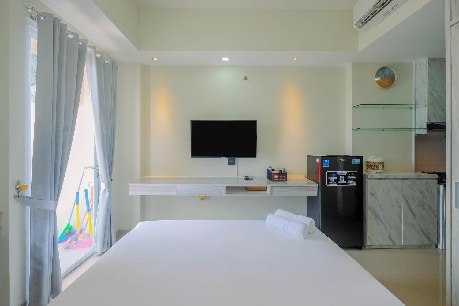 4, Cozy and Minimalist Studio Apartment @ Mustika Golf Residence By Travelio, Cikarang